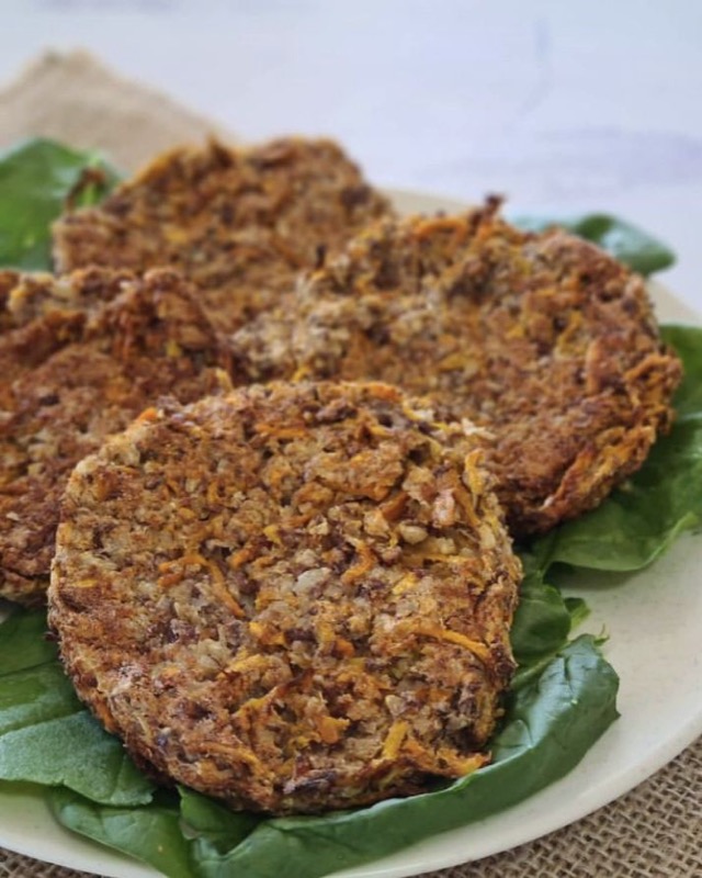 Medallones caseros sobre espinaca